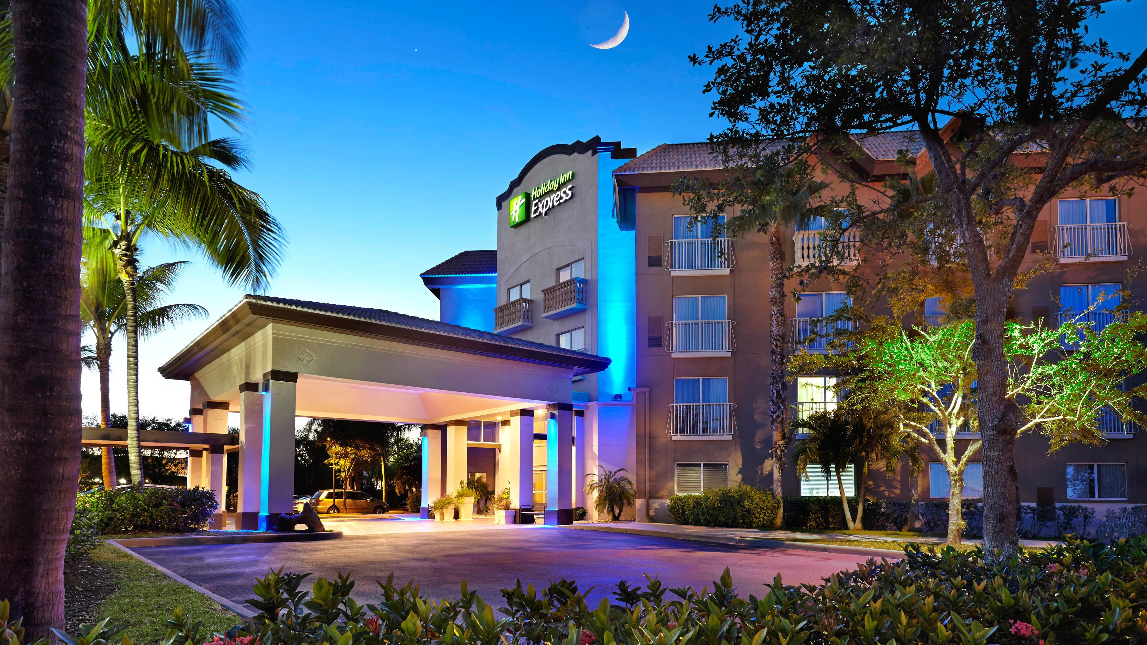 Holiday Inn Express & Suites Naples Downtown - 5Th Avenue, An Ihg Hotel Buitenkant foto