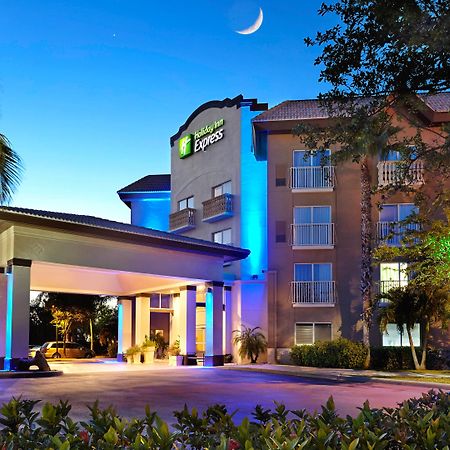 Holiday Inn Express & Suites Naples Downtown - 5Th Avenue By Ihg Buitenkant foto
