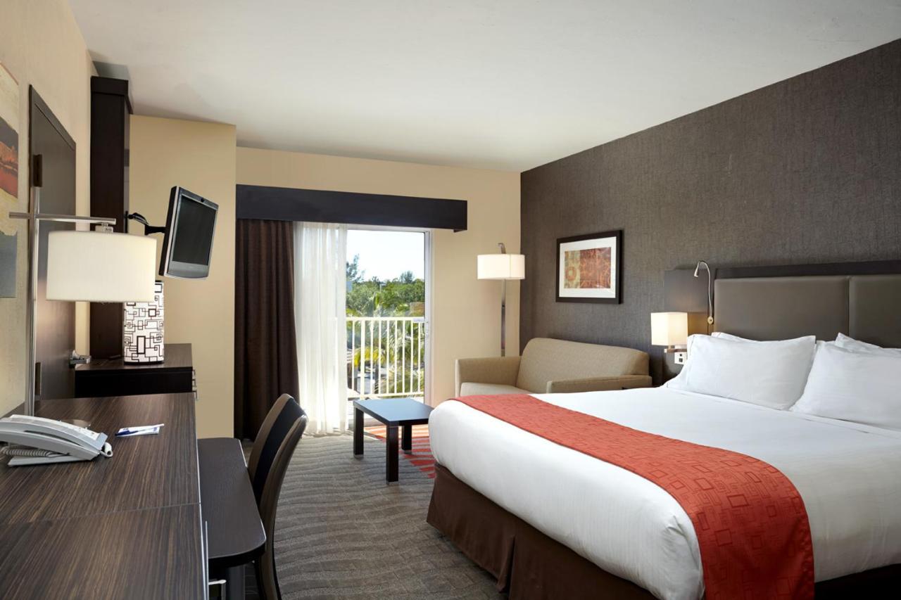Holiday Inn Express & Suites Naples Downtown - 5Th Avenue By Ihg Buitenkant foto