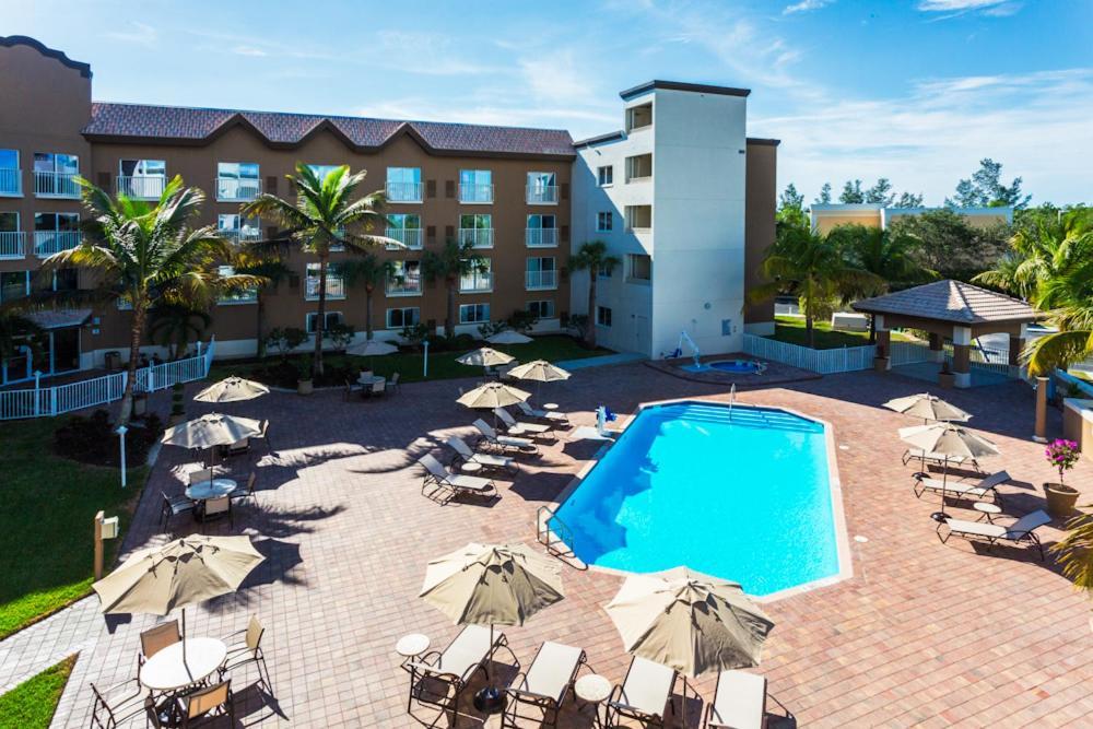 Holiday Inn Express & Suites Naples Downtown - 5Th Avenue By Ihg Buitenkant foto
