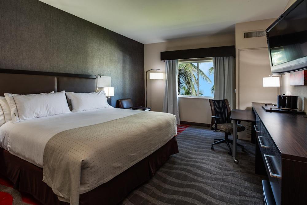 Holiday Inn Express & Suites Naples Downtown - 5Th Avenue By Ihg Buitenkant foto