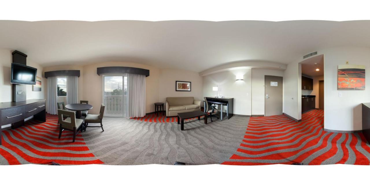 Holiday Inn Express & Suites Naples Downtown - 5Th Avenue By Ihg Buitenkant foto