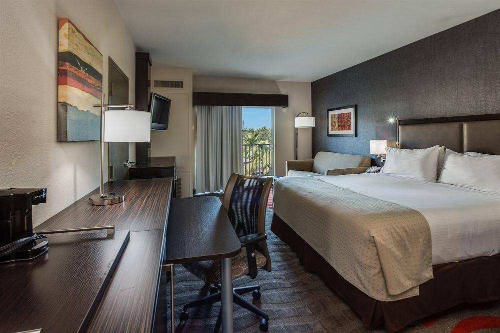 Holiday Inn Express & Suites Naples Downtown - 5Th Avenue By Ihg Buitenkant foto