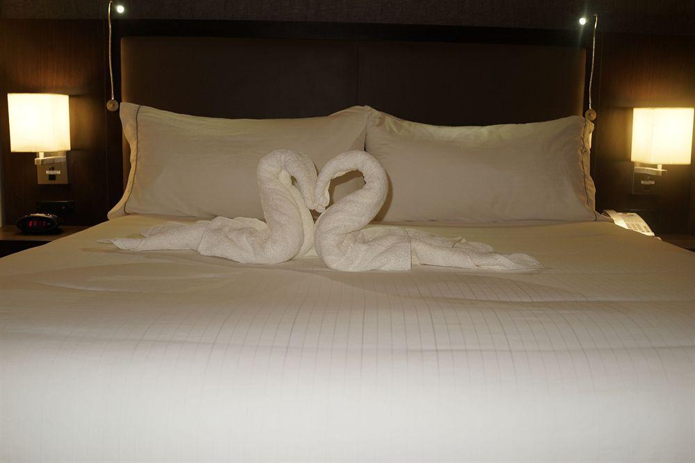 Holiday Inn Express & Suites Naples Downtown - 5Th Avenue By Ihg Buitenkant foto