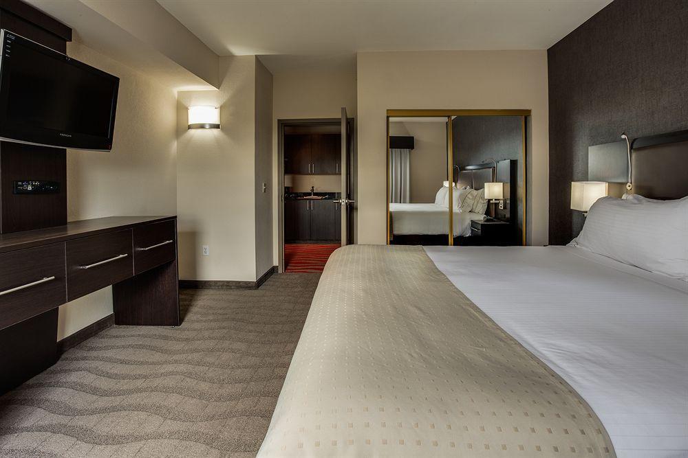 Holiday Inn Express & Suites Naples Downtown - 5Th Avenue By Ihg Buitenkant foto
