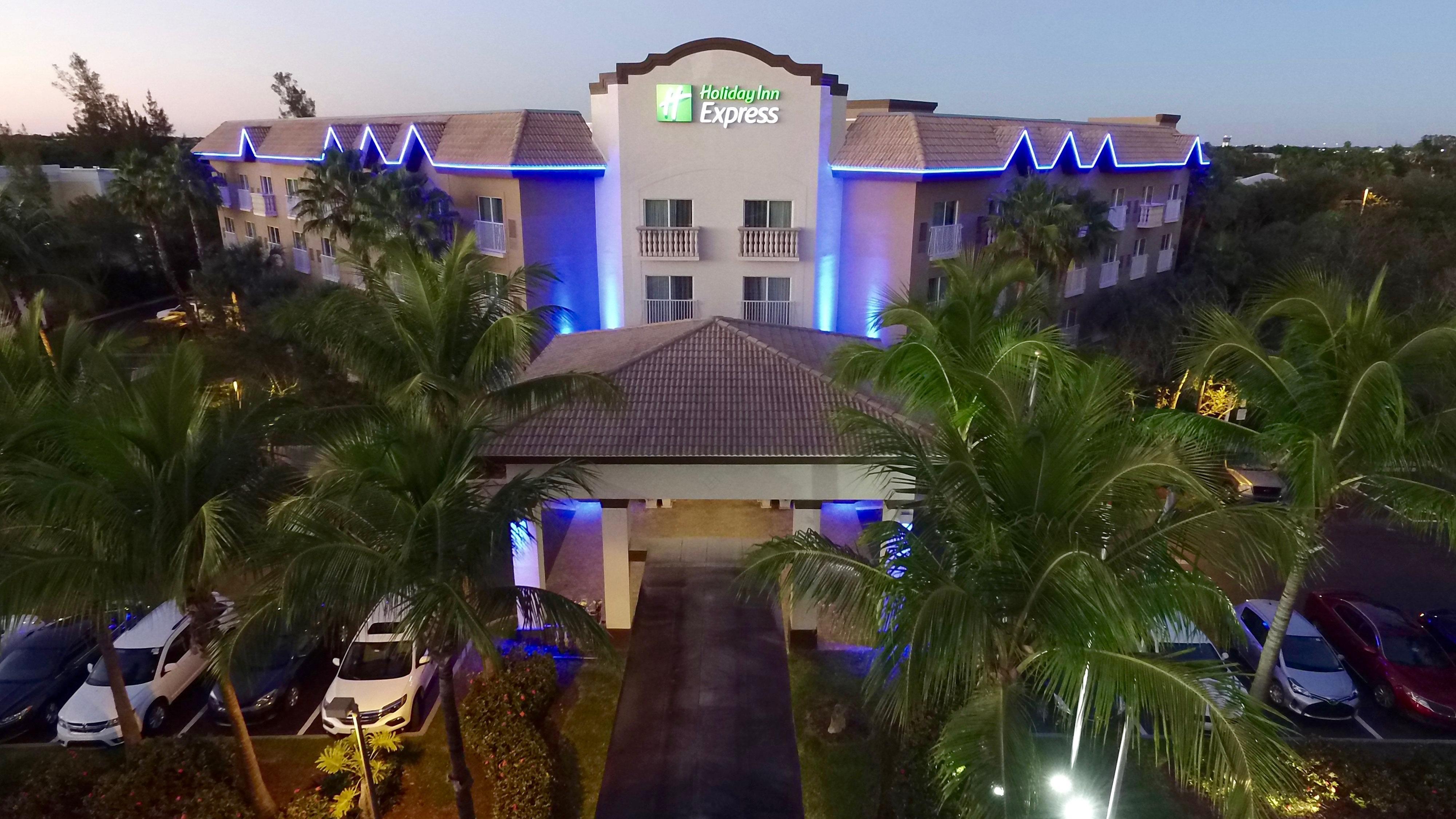 Holiday Inn Express & Suites Naples Downtown - 5Th Avenue By Ihg Buitenkant foto