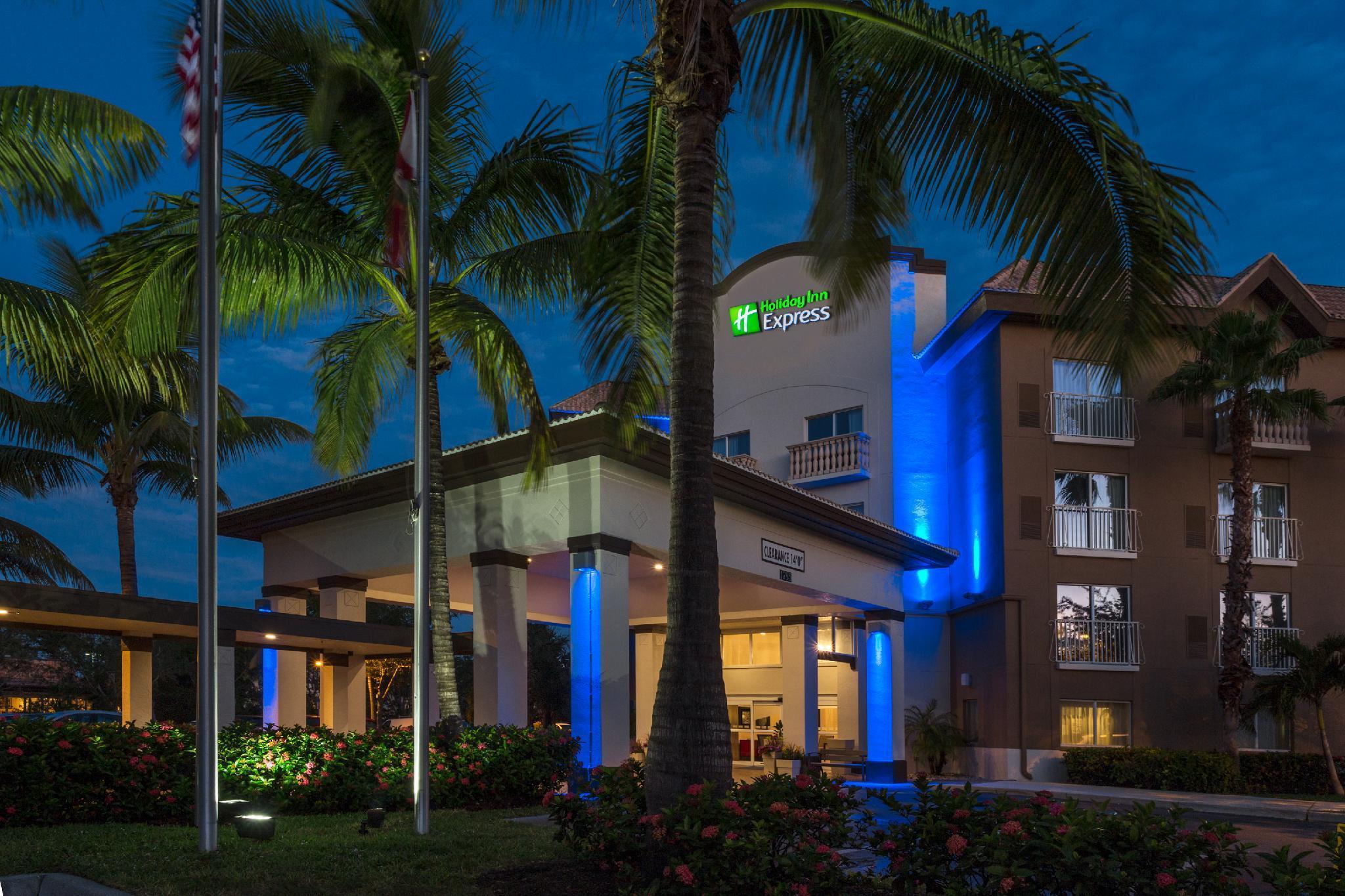 Holiday Inn Express & Suites Naples Downtown - 5Th Avenue By Ihg Buitenkant foto
