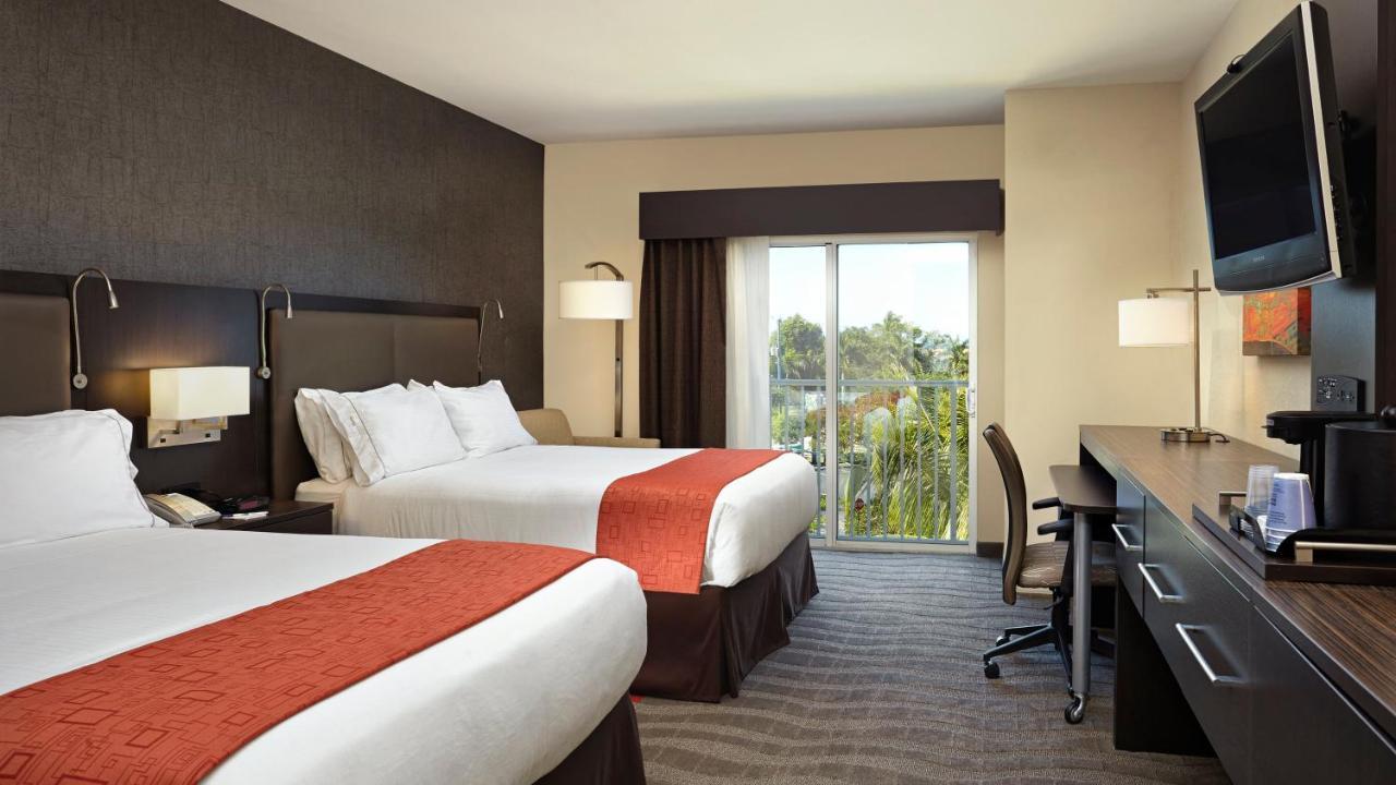 Holiday Inn Express & Suites Naples Downtown - 5Th Avenue By Ihg Buitenkant foto